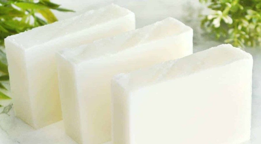 Our handmade natural soap bars contain no dyes or colourants of any kind producing beautiful natural colour of white, cream, tan and brown.