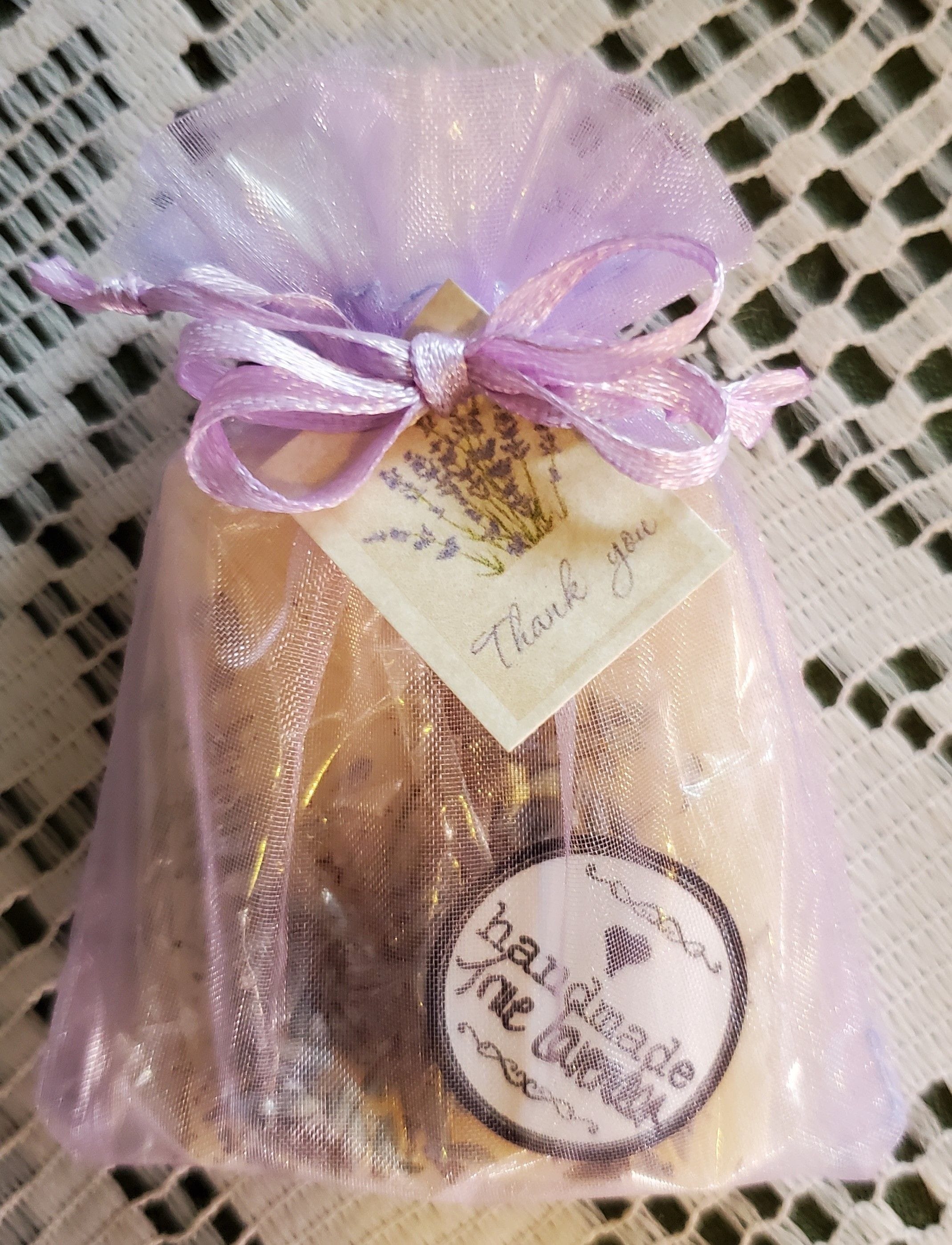 Our quality lavender soap favours are a beautiful gift favour for your guests with organic lavender buds to decorate.  Vegan, no animal testing.
