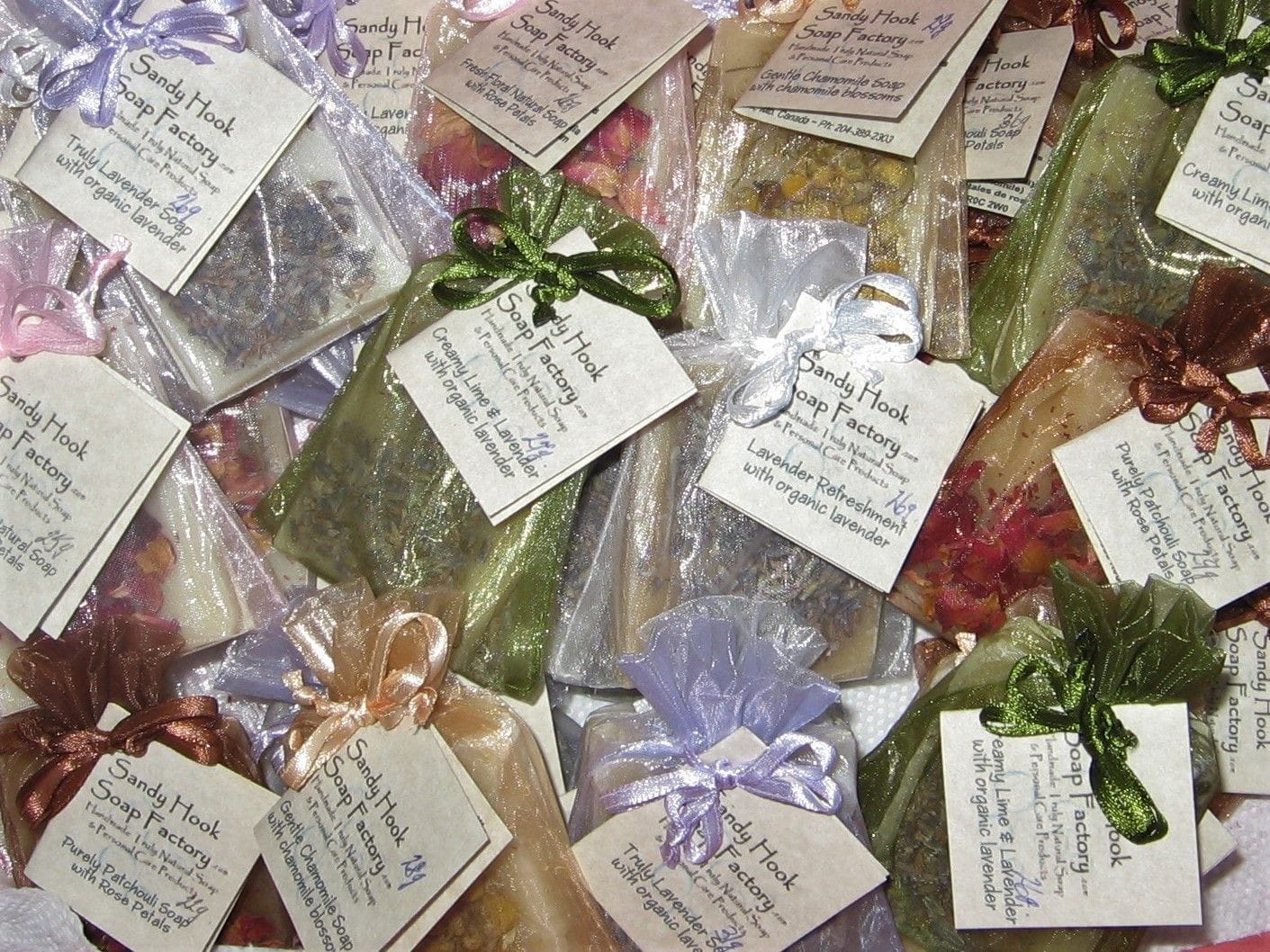 Our floral elegance soap favours make a beautiful little handmade gift.  Our all natural soap decorated with organic botanicals and presented in an organza bag.